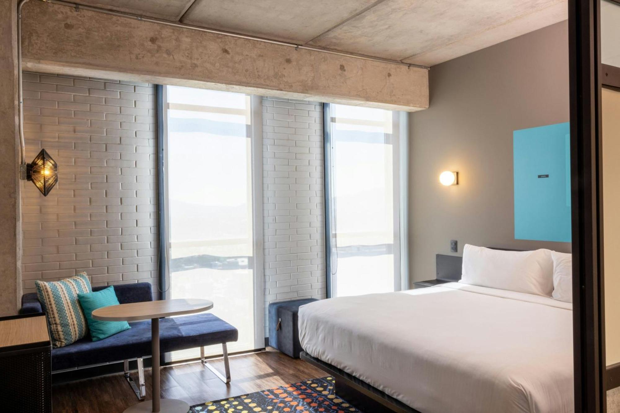 ホテル Aloft Guadalajara Sur Santa Anita  エクステリア 写真